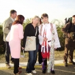 J� (Hana Ku�erov�, starostka) a spr�vce merboltick� farnosti Marcel Hrub� v Brn� p�i n�v�t�v� pape�e 2009