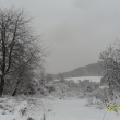 Mlha se val� z n��in k n�m na kope�ky, postupuje �dol�m a pak se teprve rozl�v� i na kopce