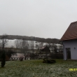 5.1.12, siln� v�tr (Anrea), v �dol� se sn�h m�n� de�t�m na mokrou ka�i, na kopc�ch sn�h z�st�v�