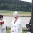 P�ed vysv�cen�m zvon� prob�hla m�e u velk�ho k���e na p�ilehl�m nov�m h�bitov� za ��asti n�meck�ch rod�k�, vlevo administr�tor merboltick� farnosti Marcel Hrub� a vlevo litom��ick� biskup Jan Baxant