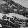 Pohled na Kamenec a domy pod n�m, te� tam stoj� �p. 61 (Kamen�kovi) a 70 (Tothovi)