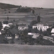 Pohled na p�edv�le�n� Merboltice (�kola, vlevo od n� fara� d�le vlevo zvonice a kostel)