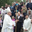 Po vysv�cen� zvon� pan biskup hovo�� s p��tomn�mi