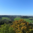 V�hled z rozhledny na Str�n�m vrchu na horn� ��st obce, na obzoru Bukov� hora