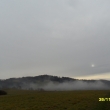Mlha se val z nin k nm na kopeky, postupuje dolm a pak se teprve rozlv i na kopce