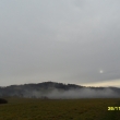Mlha se val� z n��in k n�m na kope�ky, postupuje �dol�m a pak se teprve rozl�v� i na kopce