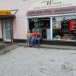 P�ed domem, kde D�a bydl� a jej� p��tel m� autoservis, 5.7.11,
