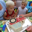 Vnou�ek Tom�ek sfouk�v� sv��ky na sv�m narozeninov�m dortu, 2 roky, 9.7.11