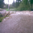 Voda z kopc tee do przdnho Merboltickho potoka na most u Znamenk, 1.7.2009 kolem 17.hod.