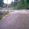 Voda z kopc� te�e do pr�zdn�ho Merboltick�ho potoka na most� u Znamen��k�, 1.7.2009 kolem 17.hod.
