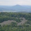 Kamenec (Steinberg), v pozad Rovsk kopec, pohled z rozhledny na Strnm