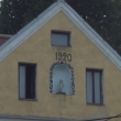 24.9.2015, pr��el� budovy �p 53, nyn� obecn� ��ad, d��ve tu byl obchod s potravinami, po�ta a 2 byty, N�mci tu m�li olejov� ml�n,so�ku v�noval prvn� polistopadov� starosta Petr Zav�el p�i rekonstrukci domu v roce 1993